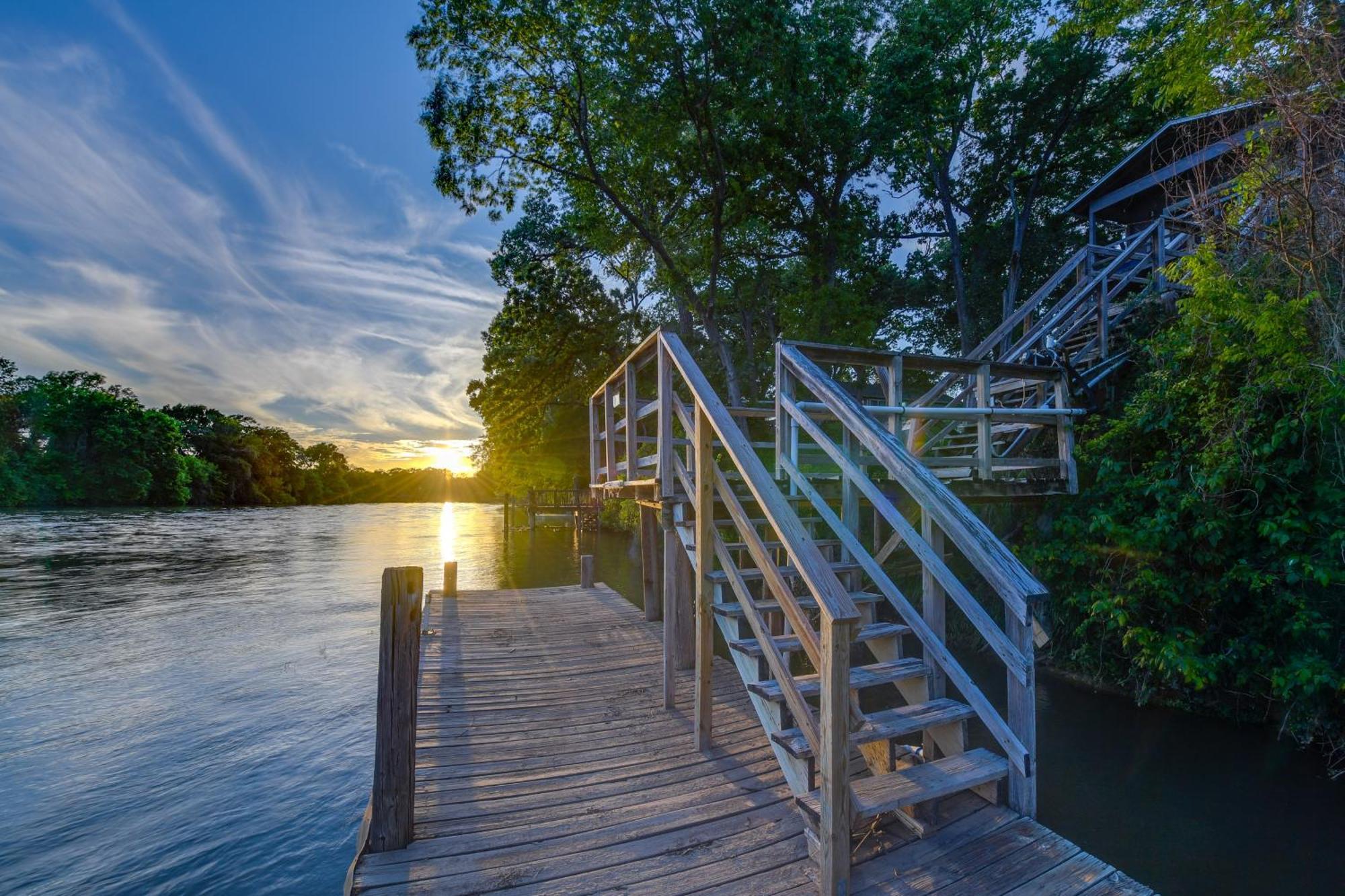 Rustic River Cabin With Dock And Covered Deck! Lejlighed Waco Eksteriør billede