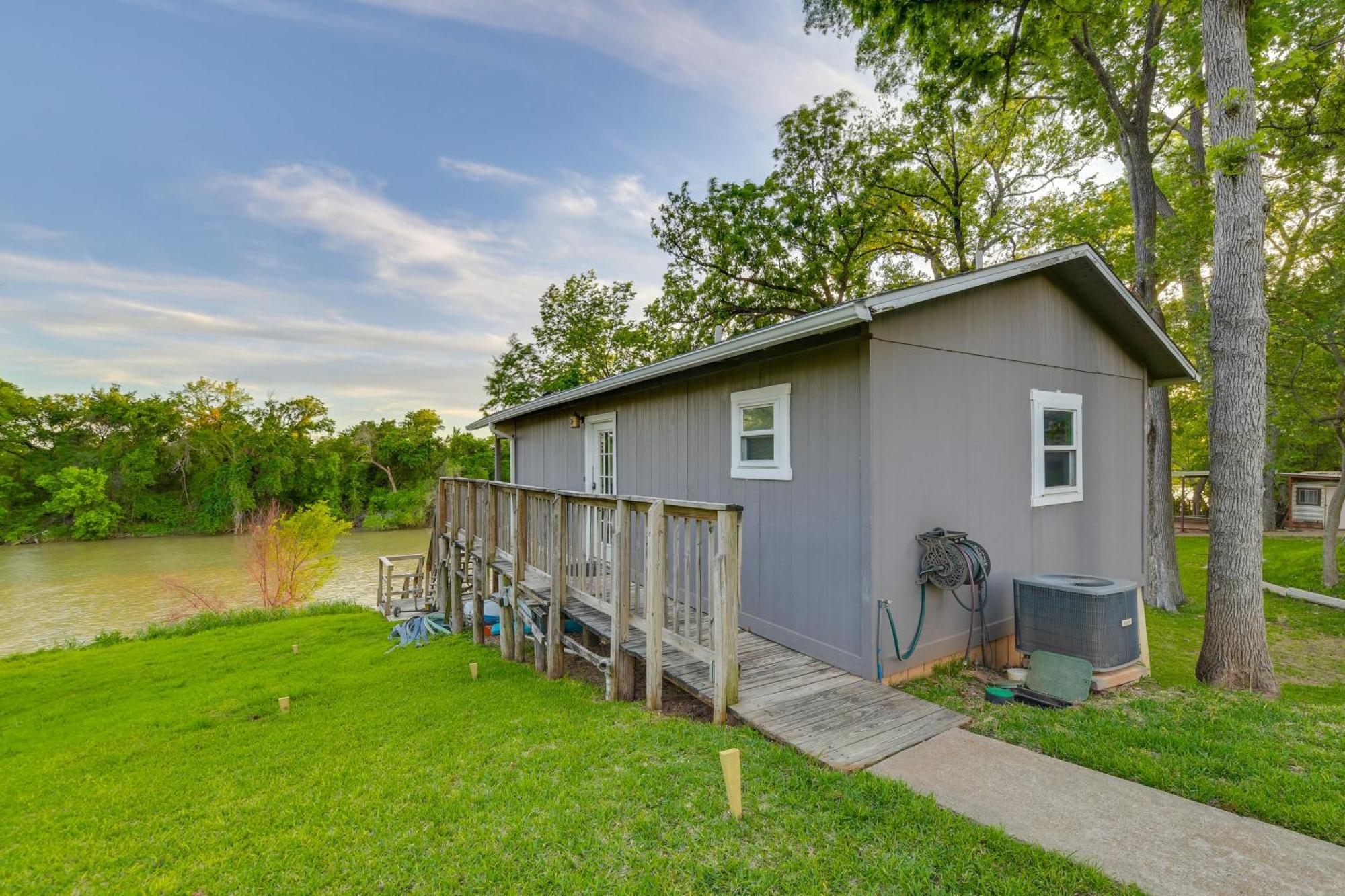 Rustic River Cabin With Dock And Covered Deck! Lejlighed Waco Eksteriør billede