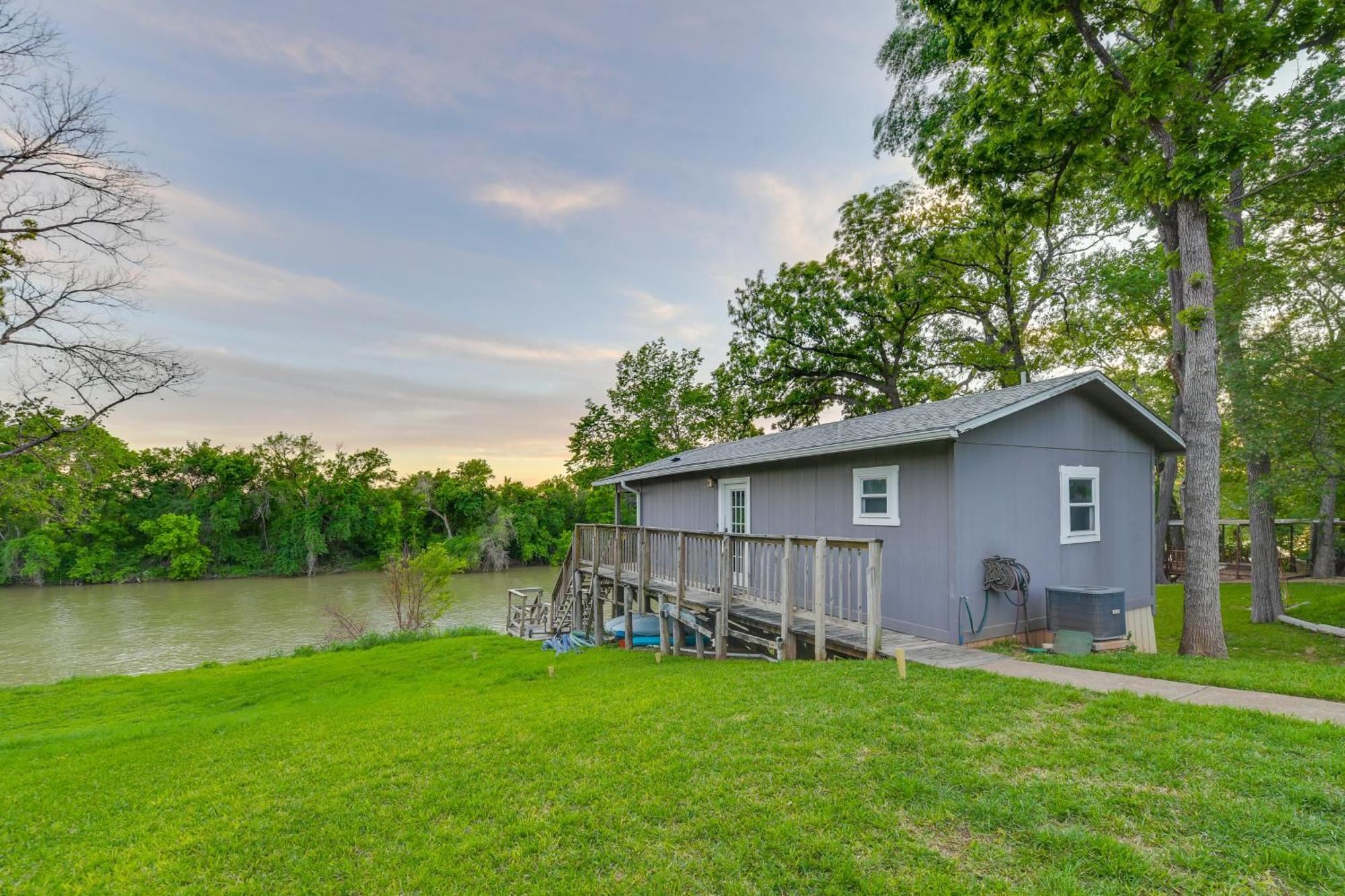 Rustic River Cabin With Dock And Covered Deck! Lejlighed Waco Eksteriør billede