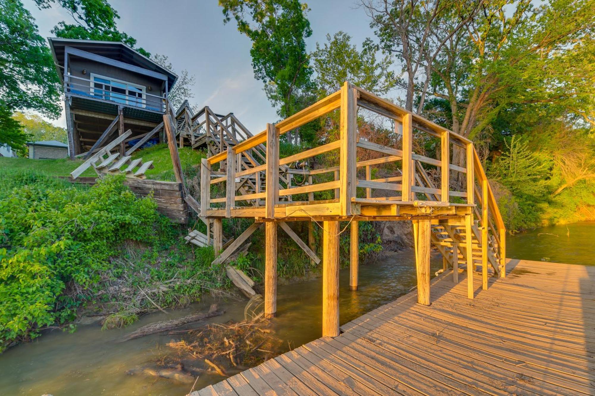 Rustic River Cabin With Dock And Covered Deck! Lejlighed Waco Eksteriør billede