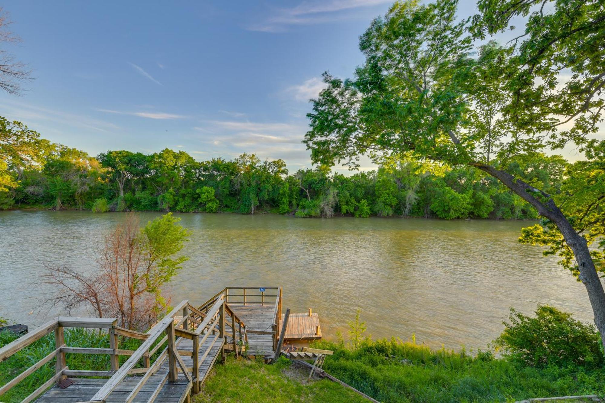 Rustic River Cabin With Dock And Covered Deck! Lejlighed Waco Eksteriør billede