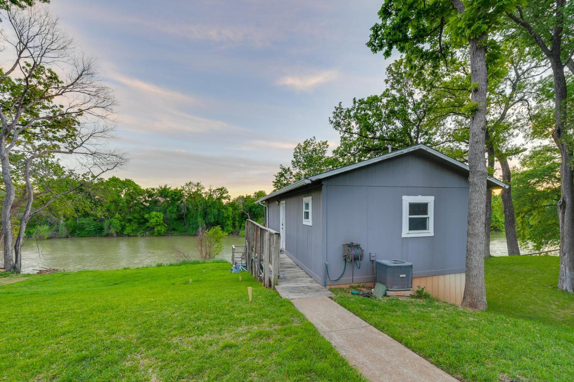 Rustic River Cabin With Dock And Covered Deck! Lejlighed Waco Eksteriør billede